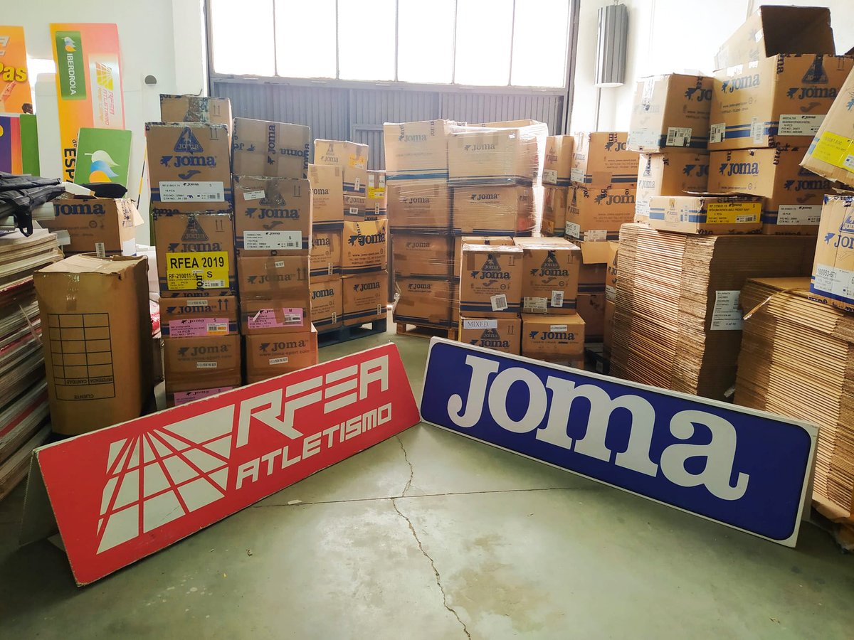 LCLive_es's tweet photo. Bonito gesto ✨

Ante la situación que están viviendo los habitantes de La Palma, la RFEA y JOMA se han unido para realizar una donación de ropa de #EspañaAtletismo para que puedan distribuirla a quien más lo necesite.

Una muestra de apoyo y solidaridad 👏🏻👏🏻

#LaPalma #volcan https://t.co/pFk9iEsUJe