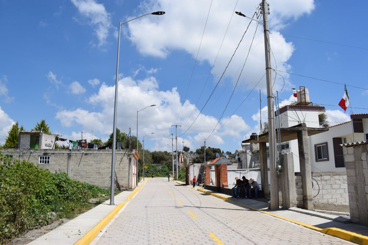 Junto con el presidente auxiliar de Santa María Acuexcomac, Raymundo Huinatl Flores, supervisé la obra de pavimentación con adoquín de la calle Segunda Independencia entre Benito Juárez e Iturbide, la cual cuenta con alumbrado, banquetas y guarniciones. 
#MásUnidosMásLogros
