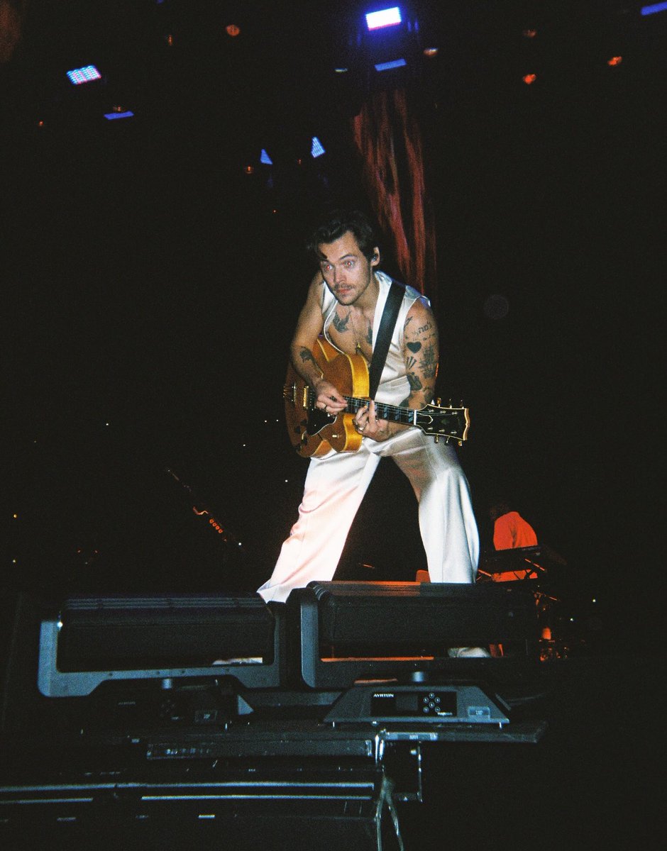 hsdaily's tweet photo. Harry on stage in Nashville, TN - October 1 (📸: haleykwea) https://t.co/WUZPfEfEEv