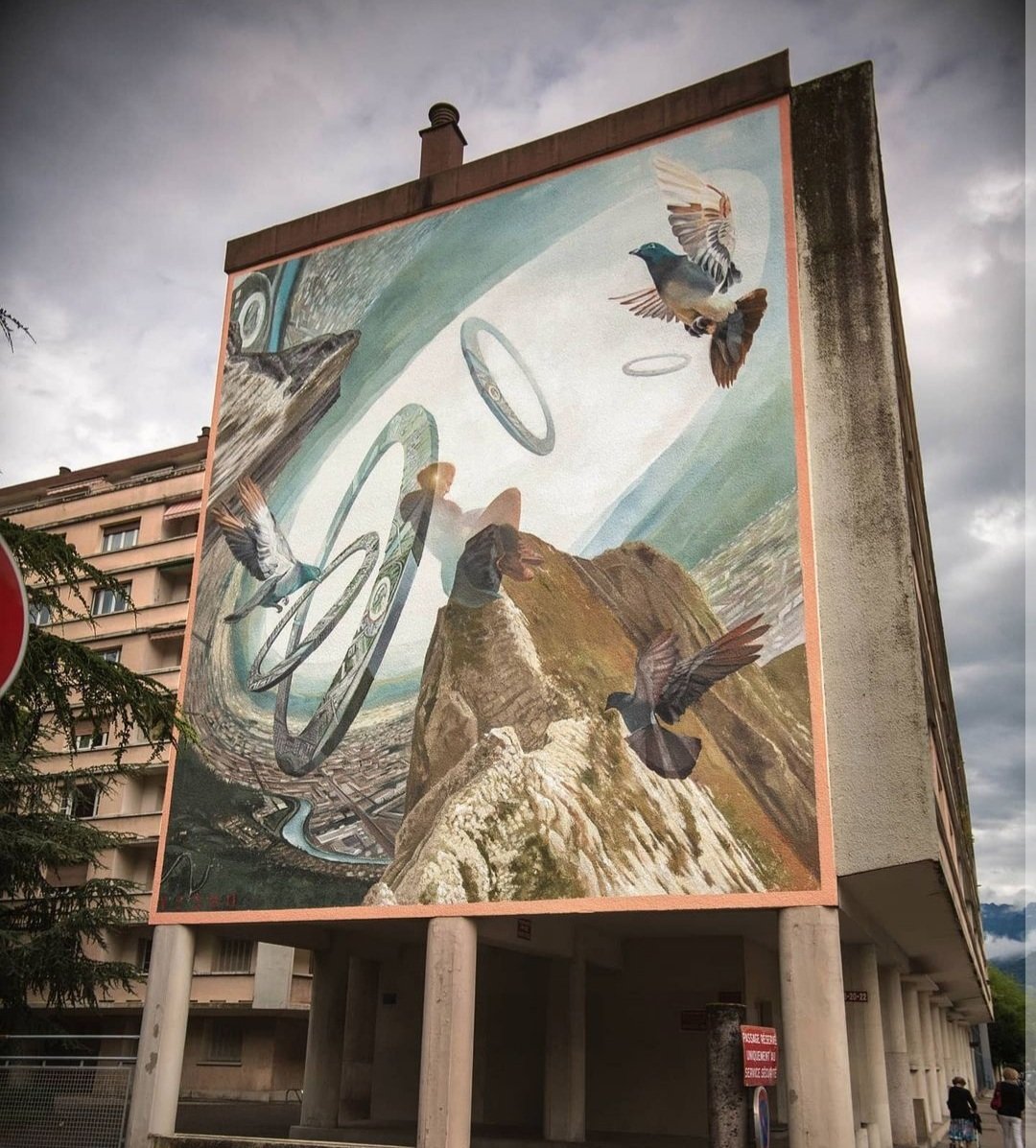 'Sincronie' by Italian Vesod for Street Art Fest 2021 in Grenoble, France #vesod #gsaf2021 #grenoblestreetart #streetart #lamolinastreetart 📷 by Andrea Berlese via artist bit.ly/3BlX47o