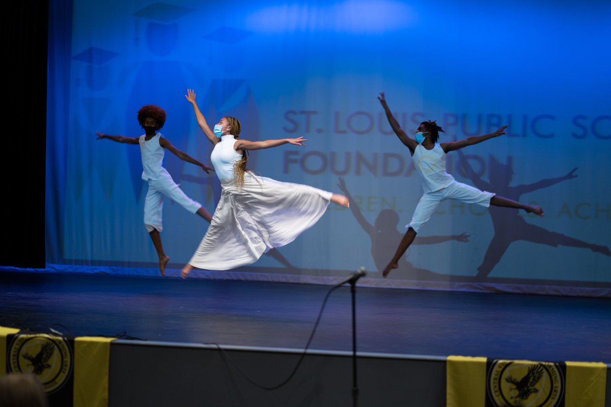 StlEdFund's tweet photo. Over fifty guests joined us yesterday for an exclusive event at @CentralVPA. We enjoyed performances from @SLPS_INFO students, toured calming spaces in the building, and wove messages of hope and strength into a loom for the students of Bryan Hill Elementary. https://t.co/urwTvUDYlQ