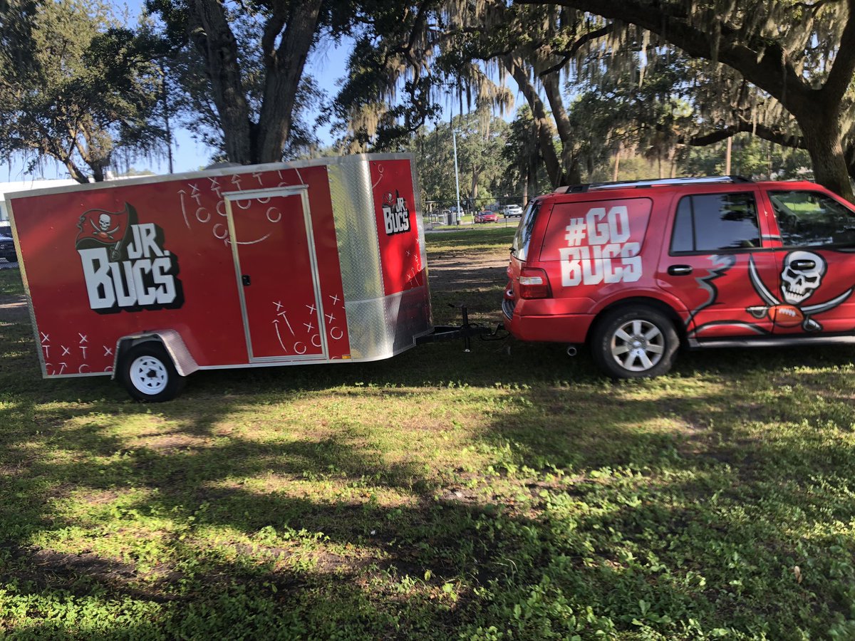 SanderlinK8IB's tweet photo. Our Sanderlin Sea Turtles were so lucky to have the #Buccaneers come to our school today! They ran, they played, they had a blast! #sanderlinib #sanderlinseaturtles #myp #tampabay #stayactive https://t.co/kRdh0ykEUc