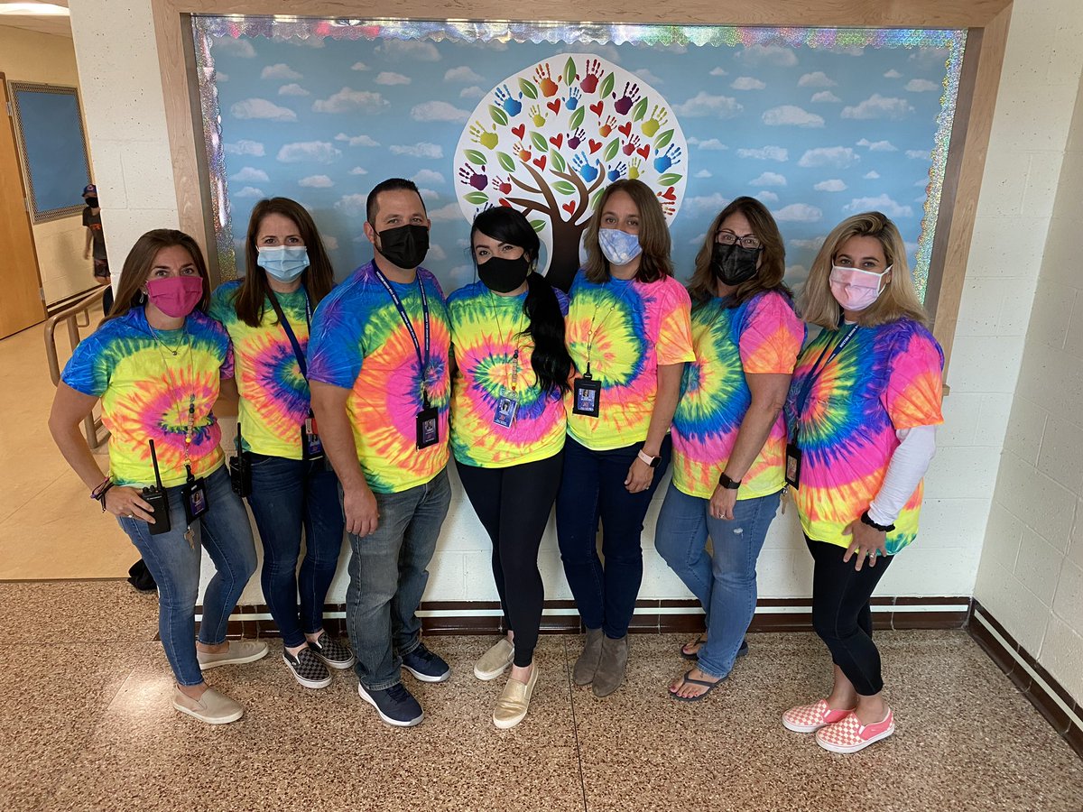 NFMHHS's tweet photo. #StartwithHelloWeek. Be bright and bold. #MHHS https://t.co/4viGKRUv0a