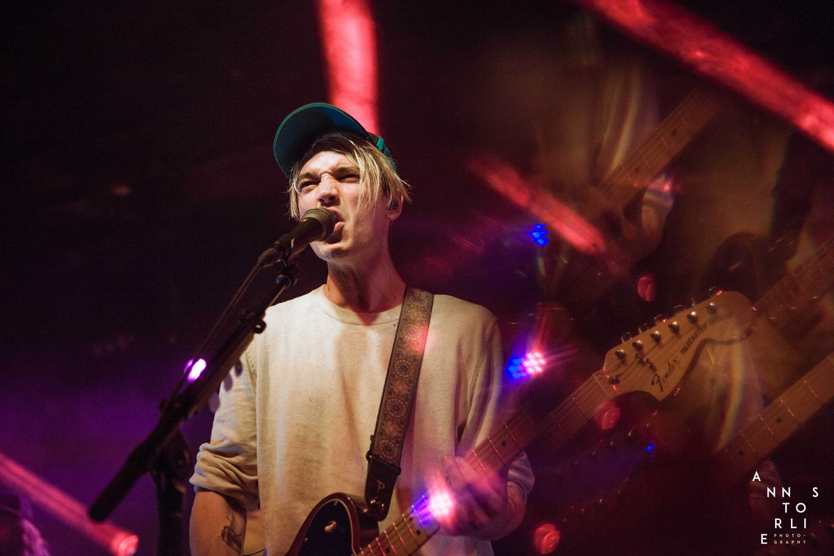 v13media's tweet photo. @Badflower was accompanied by @TeenageWrist and #DeadPoetSociety on October 2nd at The Bottom Lounge in Chicago, IL; the first sold-out show of their #ThisIsHowTheWorldEnds tour. https://t.co/ekV2iNyjnO