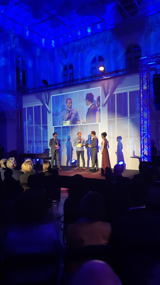 Rebondissement ! il semblerait que le Jury ait eu cette année un coup de coeur pour une propriété qui s’est démarquée par sa créativité et son authenticité! Il s’agit du Domaine Capdevielle à Jurançon! C’est le directeur de <a href="/NA_Tourisme/">Nouvelle-Aquitaine Tourisme</a> qui lui remet ce prix spécial !