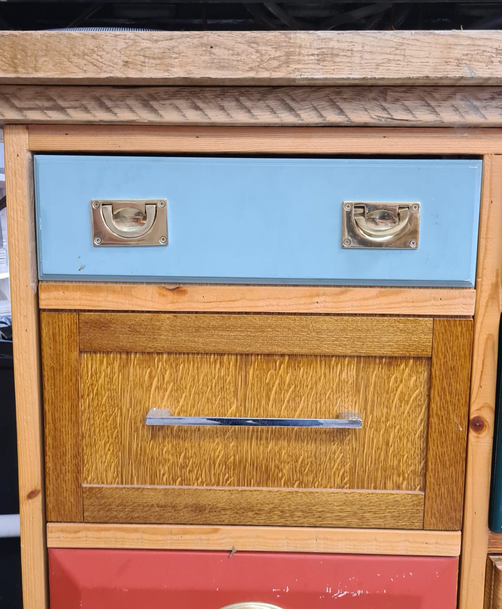 DannyDBS's tweet photo. @facesinthings you ever seen a more serious chest of drawers 🤣 https://t.co/Ad9Ey1OBDv