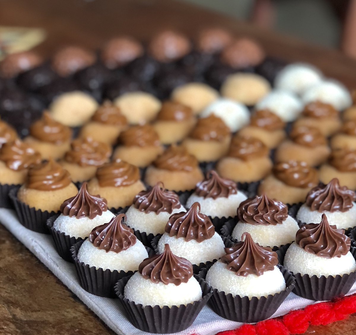 JuuCGameiro's tweet photo. Vai um docinho aí?  Juro que são os melhores do mundo! Quem gostou e tem interesse em provar os melhores doces segue o insta @docesjucake, faço tudo com muito amor💖 https://t.co/BHas0IT5Ey
