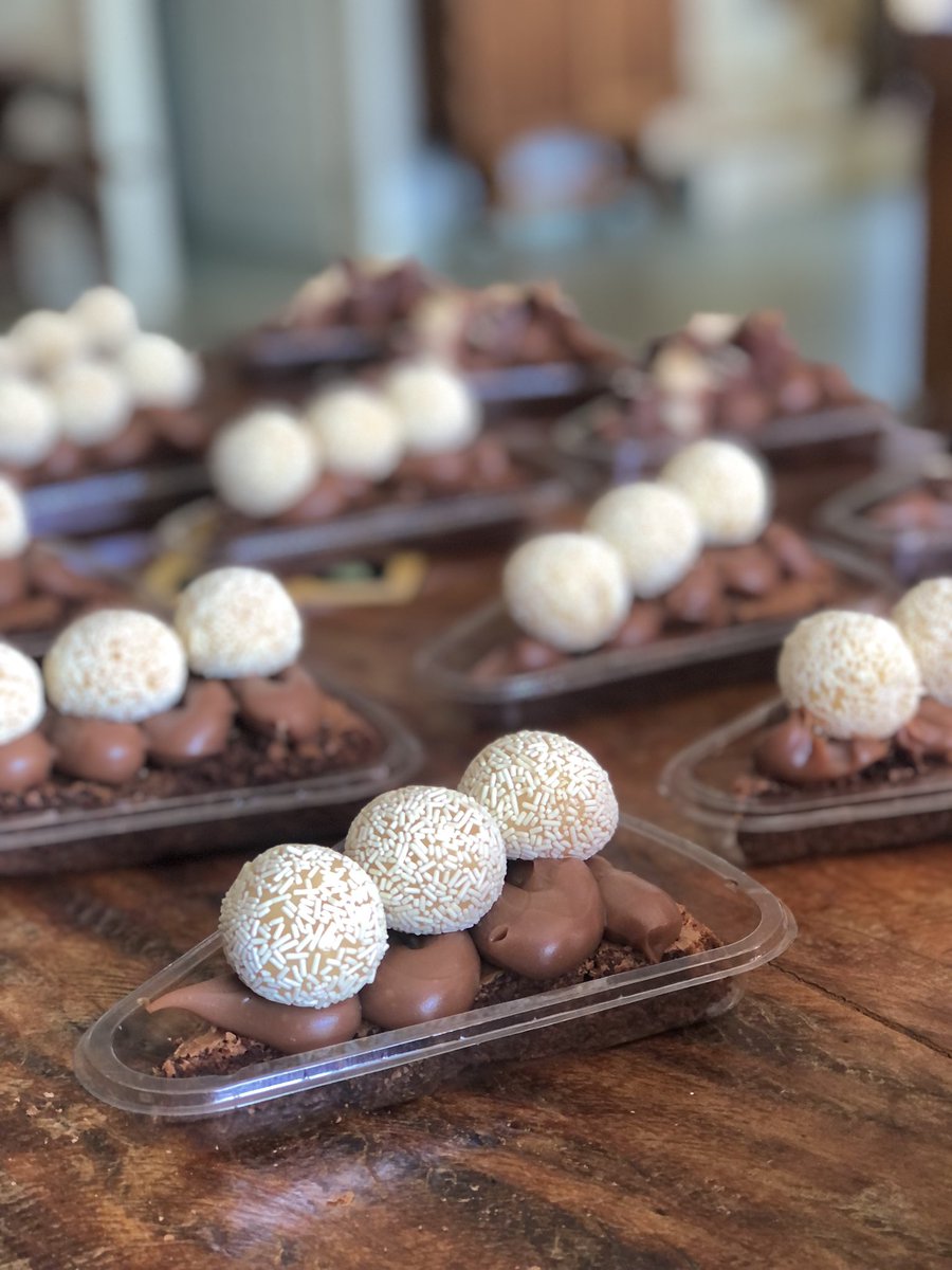 JuuCGameiro's tweet photo. Vai um docinho aí?  Juro que são os melhores do mundo! Quem gostou e tem interesse em provar os melhores doces segue o insta @docesjucake, faço tudo com muito amor💖 https://t.co/BHas0IT5Ey