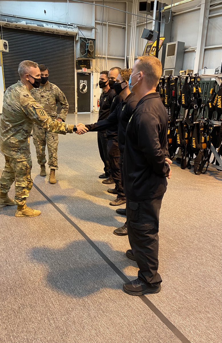 USAREC_DCG_OPS's tweet photo. Great visit with the Golden Knights parachute team.  A strategic asset and everything that is great about our Army - Standards and Discipline - Serve with Purpose - Winning Matters!  @usarmy_meb @usarec @USAREC_CG @PaulFunk2 @ArmyGK https://t.co/6e6XrJvGb7