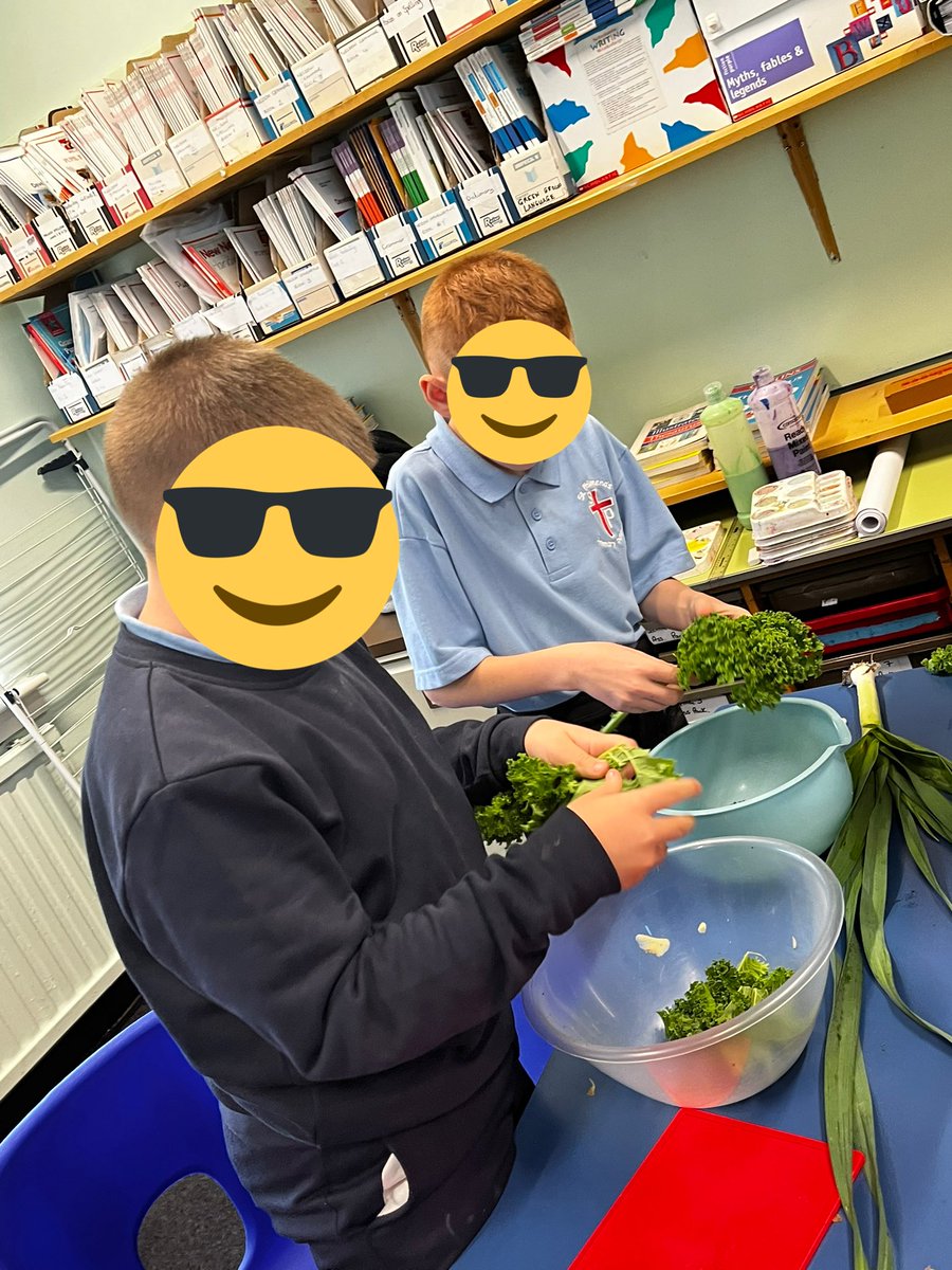 MorvenQuinn's tweet photo. learning how to make lentil soup from scratch with Joe from @StPaulsYF using fresh produce from @BlackhillGrows 🧑🏼‍🍳 #skillsforLLW #foodproduce #livingsustainably #localfood #cop26Glasgow #sustainabilitygoals @adeleflynn101 https://t.co/BDsWexfUGp