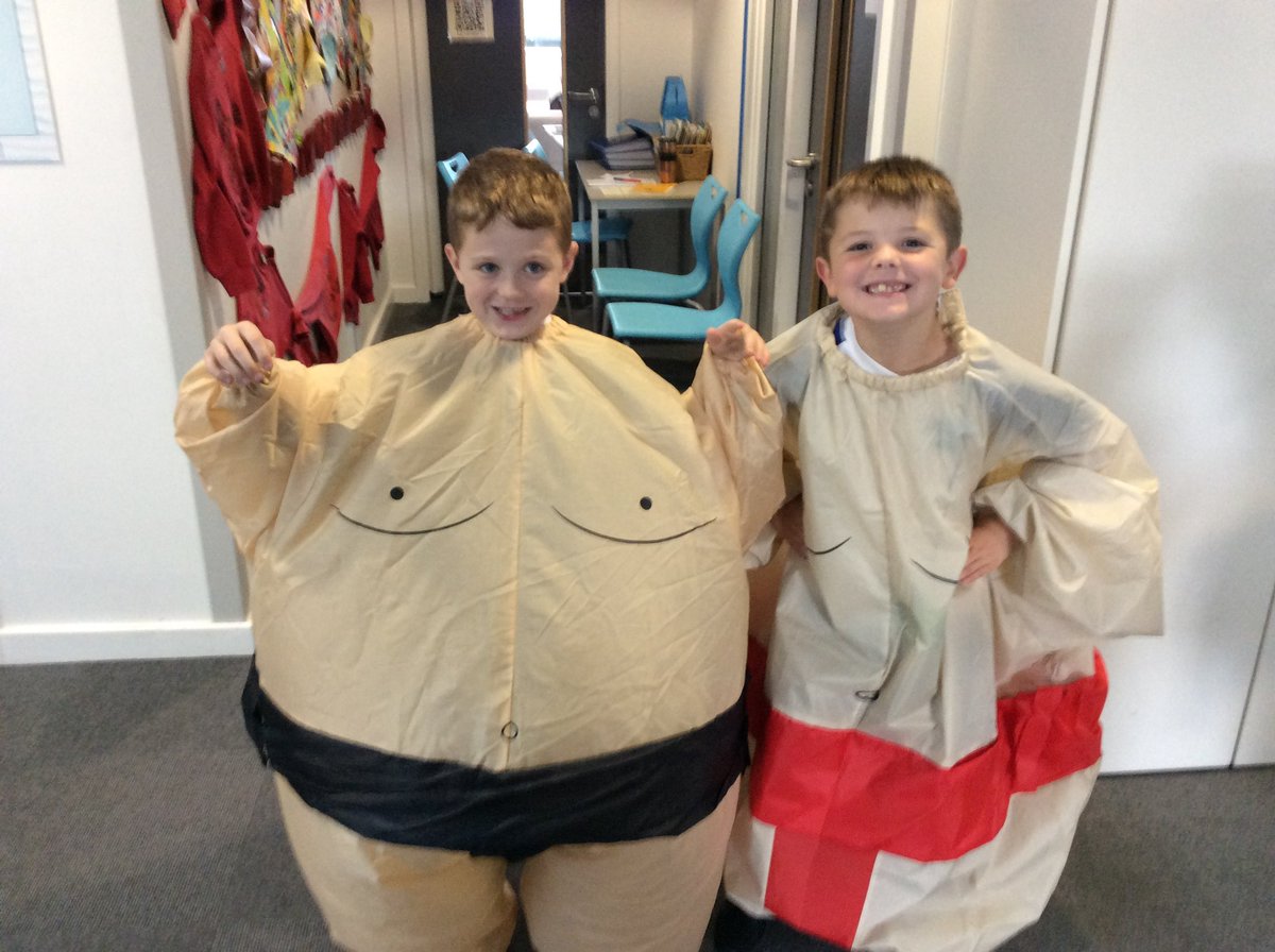 DeePointPrimary's tweet photo. Year 3 were eager to help Mr Martin &amp; Mrs Seddon prepare for the @cashforkidsliv Sumo 5K challenge tomorrow! There is a chance we could win the ‘spot prize’ for the ‘Most Creative Fundraising Idea’ - another £500!
We would love to win this for Dee Point!
https://t.co/C8RlOHdS7Y https://t.co/DyHP29lRFl