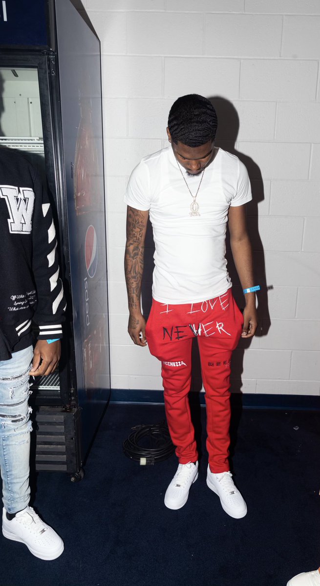 MuwopFrmdaO's tweet photo. Been that N**** before all this new @ss Shìt that’s going on 💯 #Youngestncharge #BackOutsideTour 🖤🤞🏽 two things I’m keep a bankroll and brush 😭 https://t.co/rtJeAY7Z8W