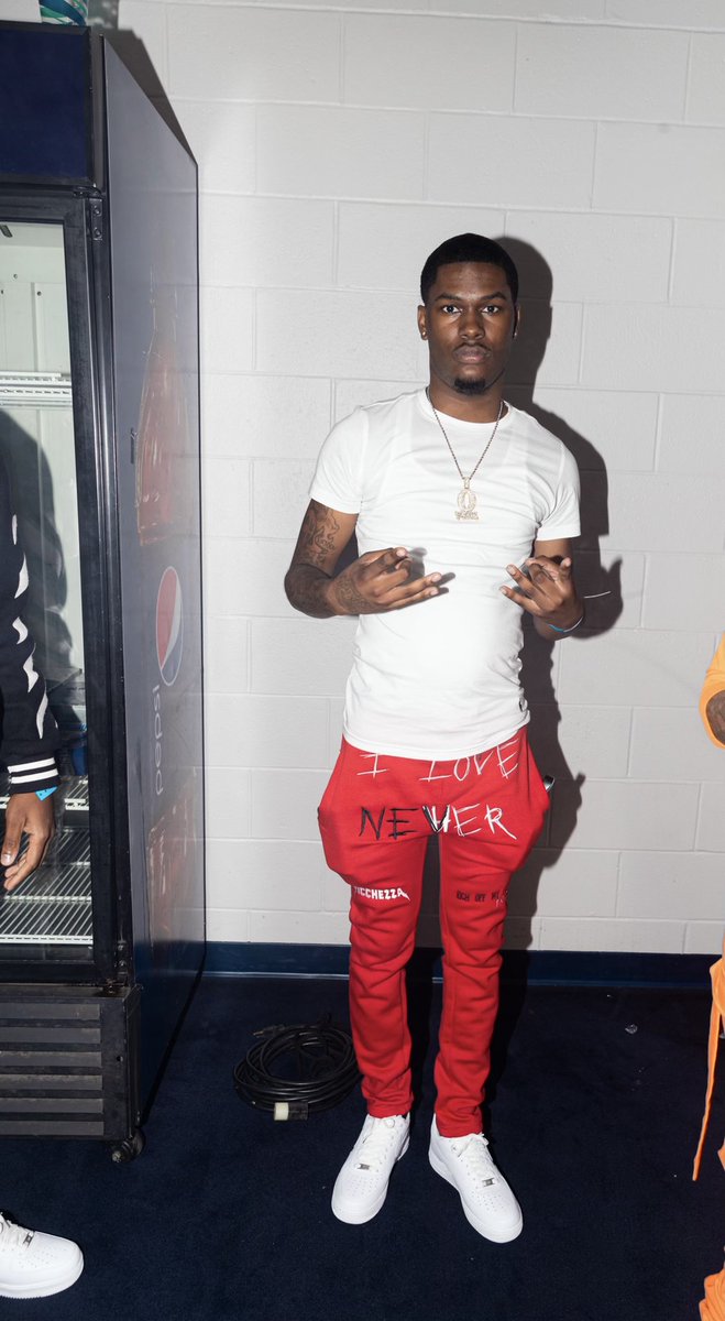 MuwopFrmdaO's tweet photo. Been that N**** before all this new @ss Shìt that’s going on 💯 #Youngestncharge #BackOutsideTour 🖤🤞🏽 two things I’m keep a bankroll and brush 😭 https://t.co/rtJeAY7Z8W