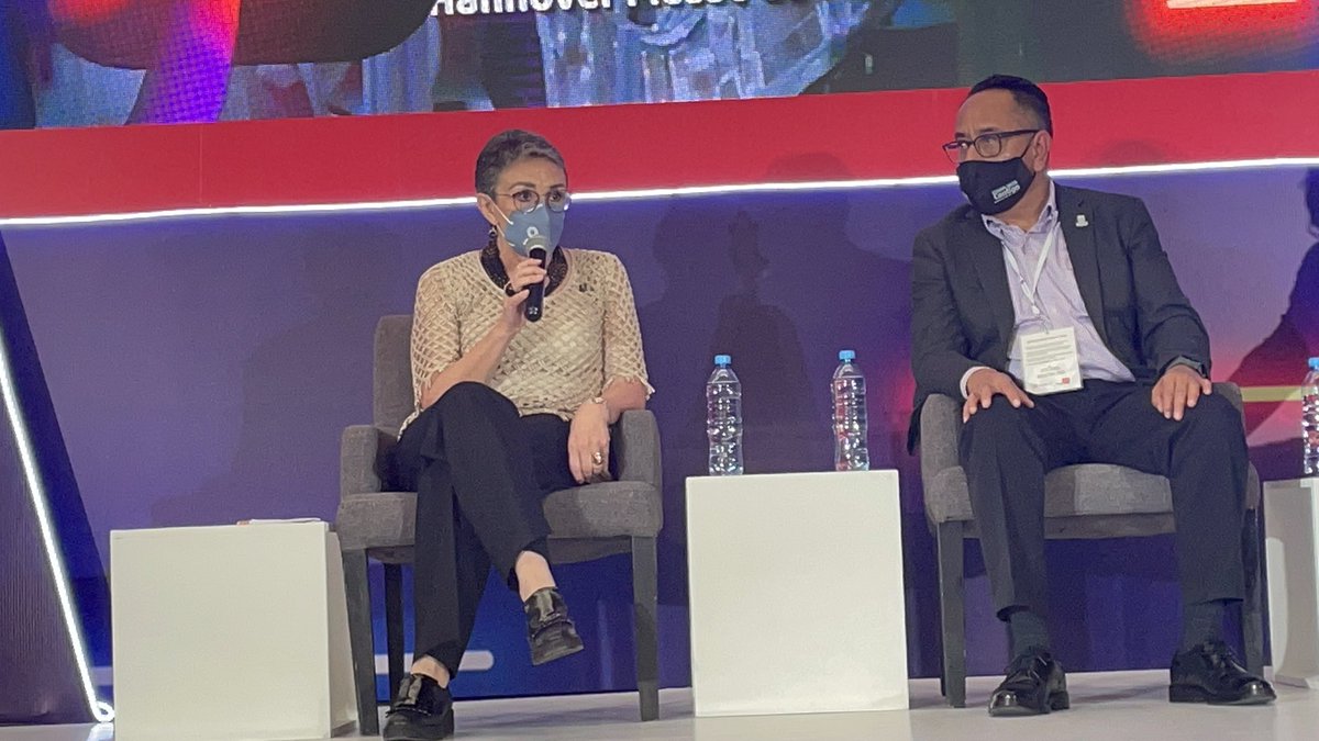 UTLmex's tweet photo. La Dra. Yoloxochitl Bustamante participa en el panel ¿Cómo puede mi expresa ser parte de la Educación Dual? #UTL presente en #HannoverMesse2021 #SomosComunidadUTL #OrgulloUTL https://t.co/K2Oy39FGv2