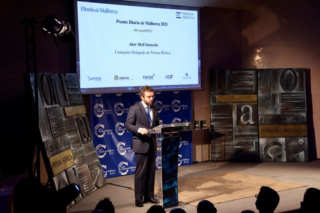 ParlamentIB's tweet photo. El president del @ParlamentIB @vthomasm assisteix al lliurament dels #premisDM21, que enguany celebra la seva vintena edició. Enhorabona als guardonats i guardonades d’enguany! https://t.co/88Ix8Ez1Px