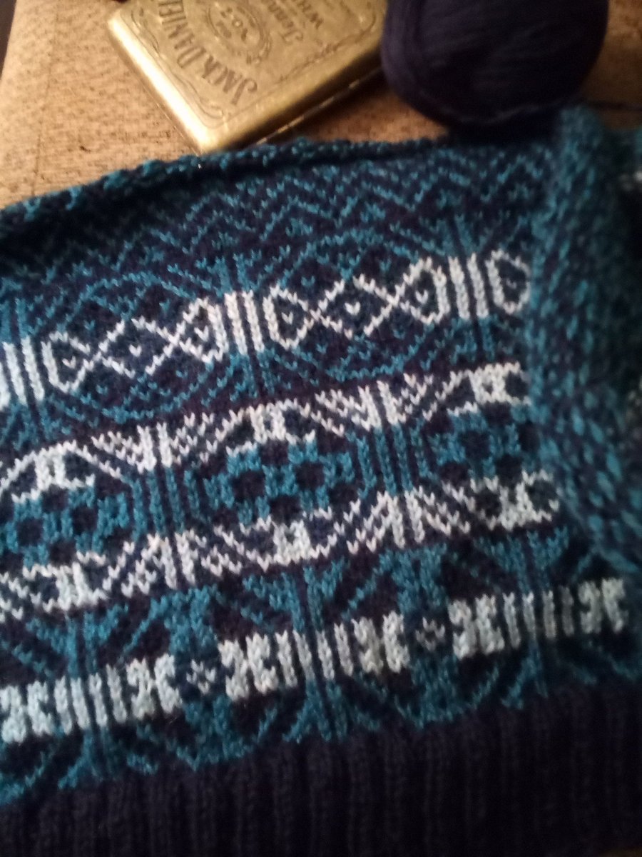 Astelair's tweet photo. Progress on a new vest.
#KnittingTwitter #knitting #knittops #infamousstitch #artsandcrafts #fairisle https://t.co/mQyOypPdB4