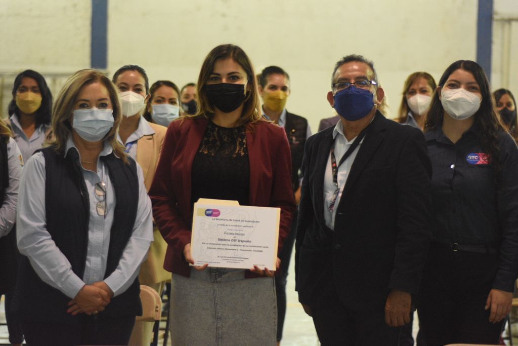 DIFIrapuato's tweet photo. Nuestro personal recibió un reconocimiento de parte de @SaludGuanajuato, por su compromiso para la acreditación de sus instalaciones como Entorno Laboral Alimentaria y Físicamente Saludable. Felicitamos al personal por su dedicación para adoptar un estilo de vida saludable. https://t.co/K9TdFX6nzf