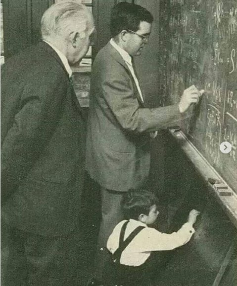 Bugün Kuantum Fiziğinin babası Niels Bohr'un doğum günü... 1927'deki meşhur Solvay Konferansında Einstein'ın Belirsizlik İlkesi için söylediği -Tanrı zar atmaz! sözüne Bohr'un: -Tanrıya ne yapacağını söylemeyi bırak! cevabı az bilinir... Foto: Baba-oğul-torun Bohr Ailesi 🤓