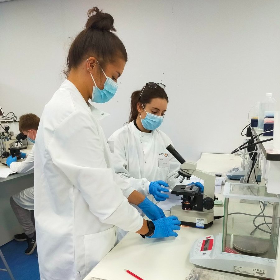 UoCMedSci's tweet photo. Dr Michelle Cordingley, Dr Jon Power &amp; #CMSTechTeam have had a great first day in the labs with L4 students. See you at the next practical!

#MD4010 #microsopy #scientificdrawing #labskills https://t.co/xnIYxLaI9i