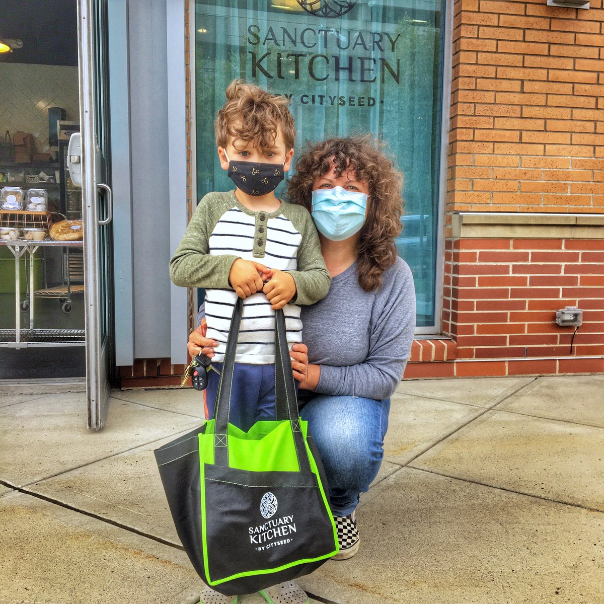 SanctuaryKitCT's tweet photo. We love to see customers of all ages enjoy Sanctuary Kitchen’s multicultural cuisine!
@CitySeedNH #RefugeesWelcome #socialenterprise #communitybuilding #kitchenwithoutborders #multiculturalcuisine #NewHaven #weloveourcustomers https://t.co/r4C53TjxEh