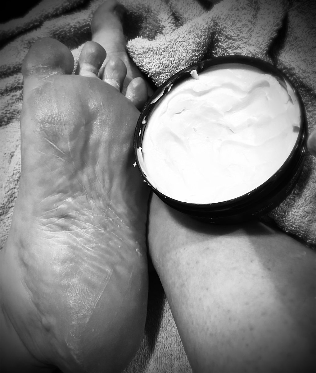 Alice_D789's tweet photo. Rubbing my cream all over these wrinkly soles! If you want the video you know what to do 😉😏 https://t.co/vKZHP13CZe