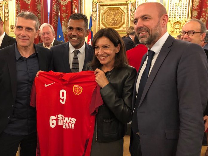 Anne Hidalgo (@anne_hidalgo) on Twitter photo Touchée et heureuse de recevoir ce maillot du club de mon quartier de la Duchère à Lyon des mains de son président Jean-Christophe Vincent et de <a href="/sonnyanderson10/">Sonny Anderson</a> ! 🙏⚽️ Touchée et heureuse de recevoir ce maillot du club de mon quartier de la Duchère à Lyon des mains de son président Jean-Christophe Vincent et de <a href="/sonnyanderson10/">Sonny Anderson</a> ! 🙏⚽️