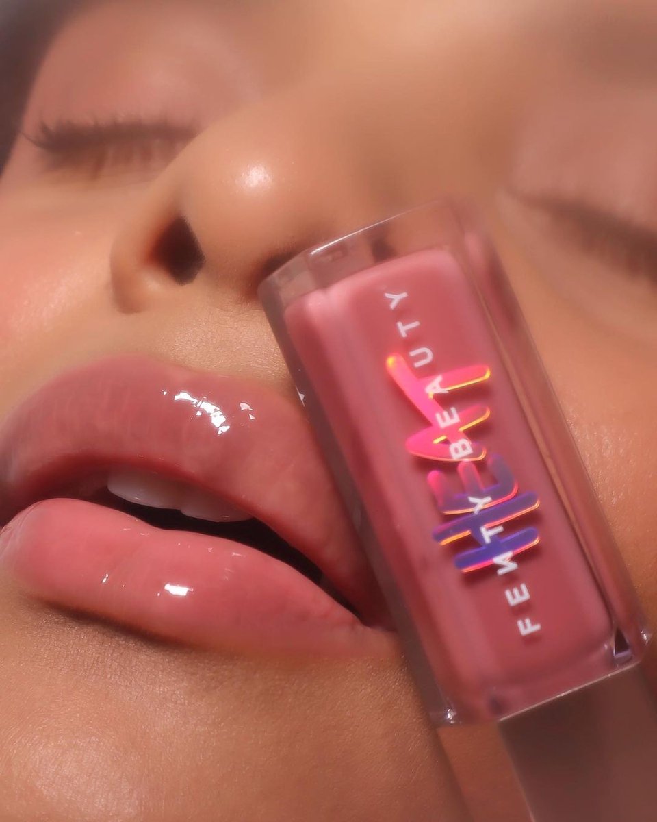 Let's get into these lips! Lulu (IG: noticiasmk) is keeping it spicy with #GLOSSBOMBHEAT in new shade Fu$$y.