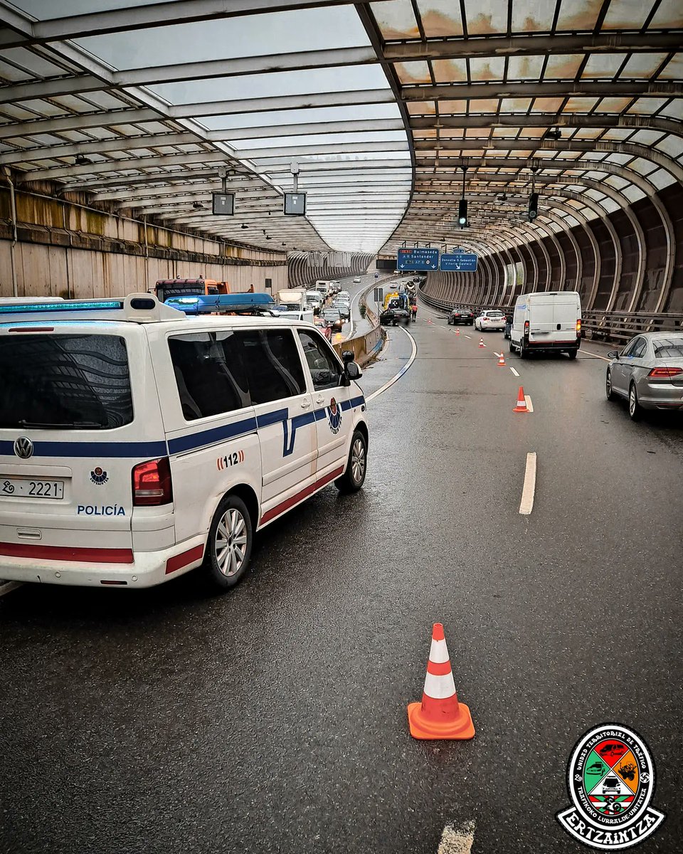 ETrafikoa's tweet photo. 🚨Tras un accidente de circulación, lo primordial es asegurar la zona y asistir a los accidentados.
🚨Zirkulazio-istripu baten ondoren, ezinbestekoa da eremua segurtatzea eta istripua izan dutenei laguntzea.

#Ertzaintza_trafikoa 
#Ertzaintza 
#Trafikoa
#Tráfico
#Polizia
#Policía https://t.co/IfPdlKsAyD