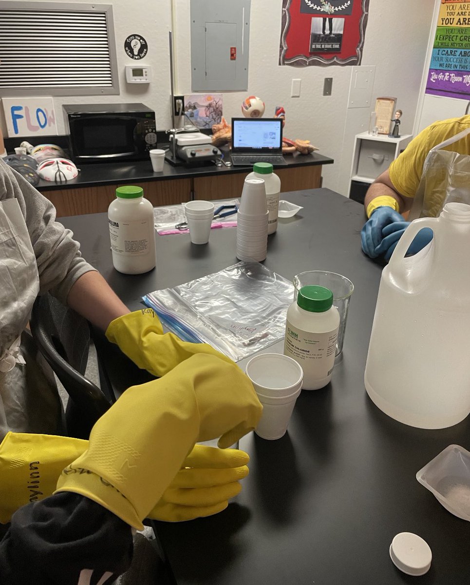 rha_wvusd's tweet image. All hands on deck for the “Hand Warmer” Lab in Mrs. Rickard’s science class. #RHAtoday #ReconnectRestoreReimagine