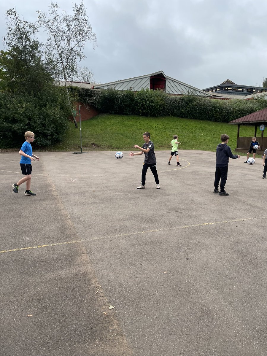 PPSMrCleaves's tweet photo. Today we worked on our netball skills. We started by looking at different types of passes and then discussed the importance of spacial awareness when trying to receive a pass. Some great skills on show. @PPSHealth_Well @PentrepoethPrim #PPSAllaboutlearning #PentrepoethProud https://t.co/FomuQl10Vv