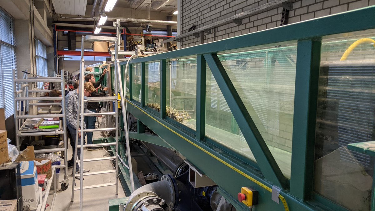 timothydprice's tweet image. My annual #flumefriday putting Bernoulli's principle, the momentum balance and the law of the wall to the test with 3rd year #fluidmechanics students: measuring velocity profiles for different bed roughness &amp;amp; around a hydraulic jump.
#energyloss #measurementerrors @UU_PhysGeog