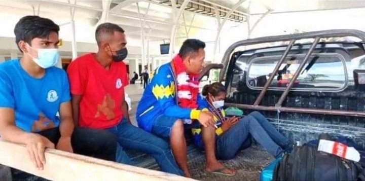 IdRupane's tweet photo. Ga bisa tidur lihat Atlet   PON dari NTT, Susanti Ndaparaka pulang membawa medali emas tapi disambut hanya dengan mobil pickup.

MANA SAMBUTAN DARI PEMPROV? https://t.co/yW5ms2cKNT