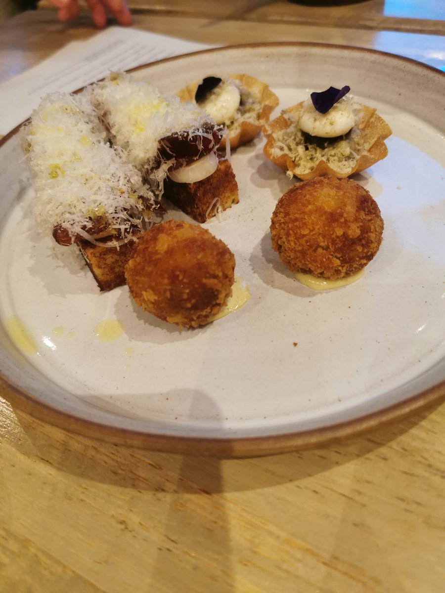 Nicky_CCleary's tweet photo. OH @Mae_restaurant GOD 😍 An unparalleled dining experience.. More to follow tomorrow... Bualadh Bos @Grainne43 💚 /Julian &amp; Merci Patrick  @FrenchParadoxD4 #Mae #FrenchParadox https://t.co/Vfgmtn4qoS