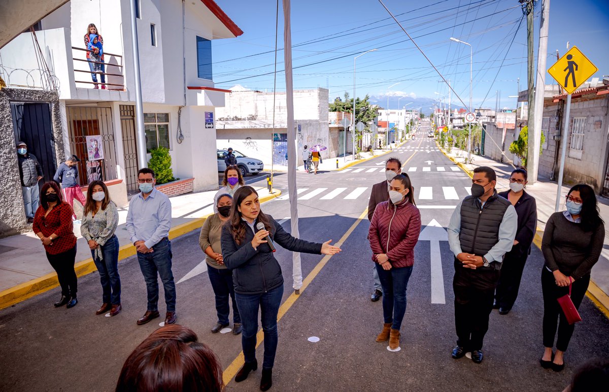 MayteRiveraV's tweet photo. Junto a la presidenta municipal @RiveraVivanco_ , realizamos la entrega de la #ConstrucciónDePavimento y #ObrasComplementarias a nuestr@s  vecin@s de las colonias #ValleDelParaíso y #LomasDelSur, con dicha infraestructura básica aportamos al bienestar de las familias #Poblanas https://t.co/YqujDX9y3v