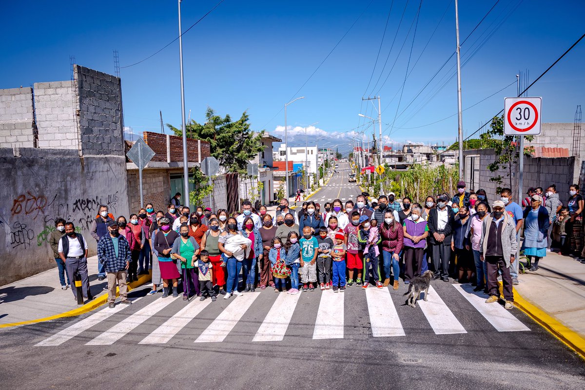 MayteRiveraV's tweet photo. Junto a la presidenta municipal @RiveraVivanco_ , realizamos la entrega de la #ConstrucciónDePavimento y #ObrasComplementarias a nuestr@s  vecin@s de las colonias #ValleDelParaíso y #LomasDelSur, con dicha infraestructura básica aportamos al bienestar de las familias #Poblanas https://t.co/YqujDX9y3v