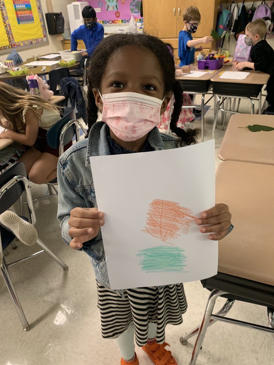 Today we learned about how when the days get shorter, leaves don’t receive as much chlorophyll, which leads to an absence of the green color. Then we created “leaf texture rubbings” using fall leaf colors! 🍃 🍁 🍂 <a href="/JayBilly2/">Jay Billy</a> #bfrocks
