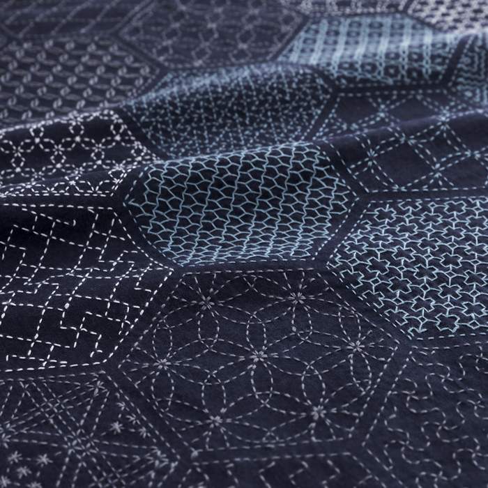 刺し子のクロス〈亀甲模様〉完成品　ホビーラホビーレ 刺し子 寄せ模様＜亀甲＞2 セット | リバティ 生地、編み物、刺繍