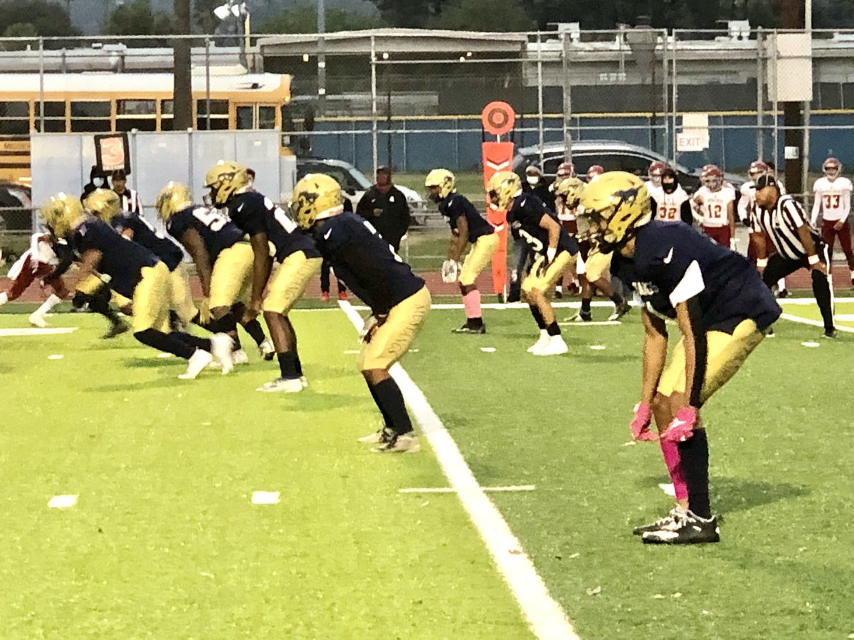 JohnMuirHS's tweet photo. At the end of the 1st quarter, Stangs tied 0 - 0. https://t.co/eRNRqno6PJ