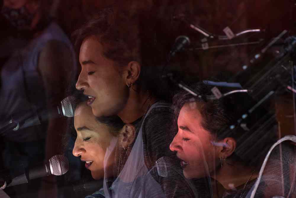 FotoReporMx's tweet photo. Flor Amargo @FlorAmargo toca en la inauguración de la  Casa Snowapple Mx @SnowappleNL en la #CDMX Fotos: @alexmelon https://t.co/LYrN66Jb17