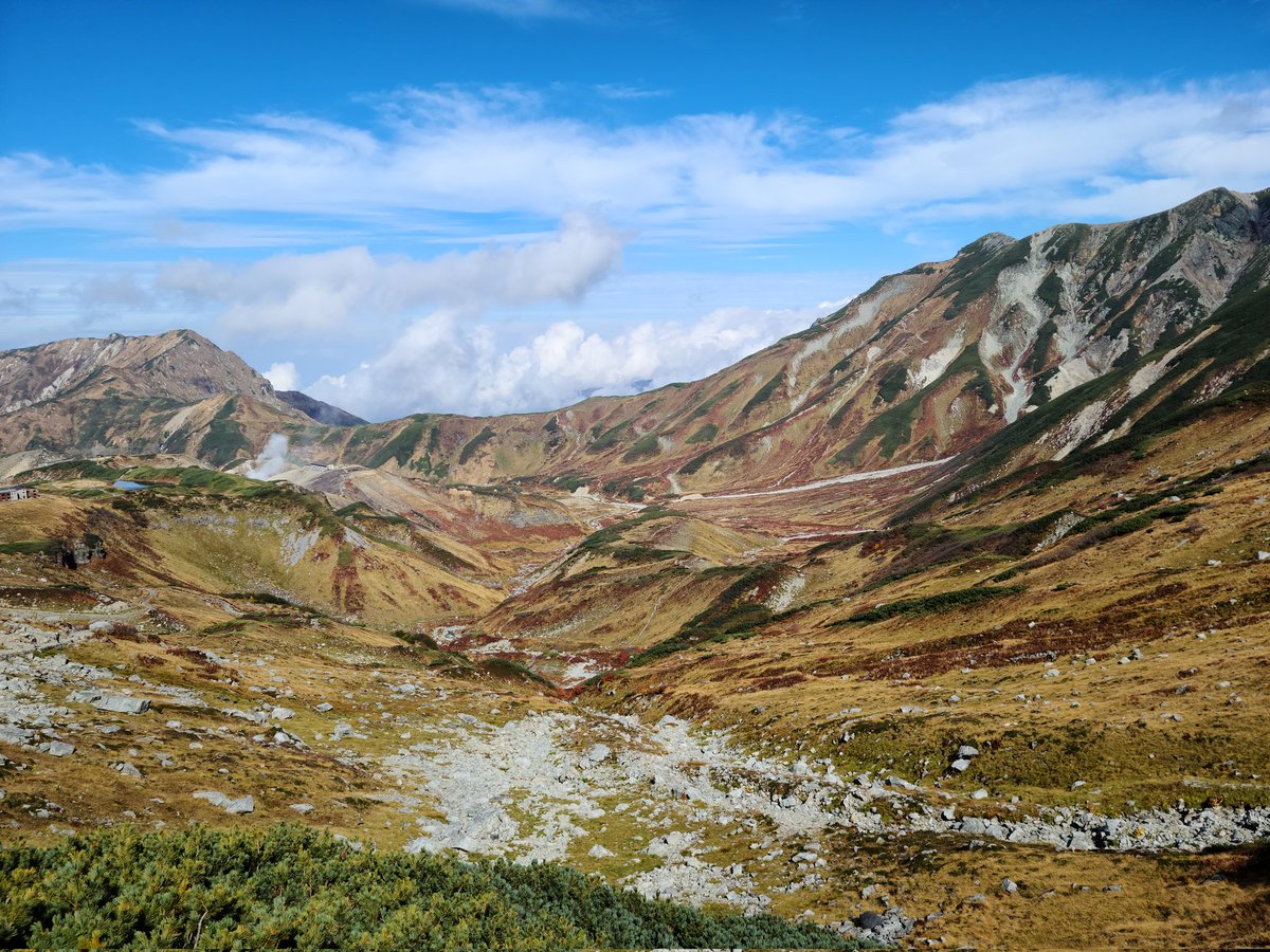 Alo_trek's tweet photo. 立山室堂！
紅葉はダメかと思ったけど全然綺麗。
さてボチボチ劔岳目指します！ https://t.co/NvnExKc5NJ