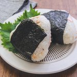 鮭おにぎりを作る時はご飯に「白だし」を混ぜよう!料亭で出てきそうなおにぎりが作れる!