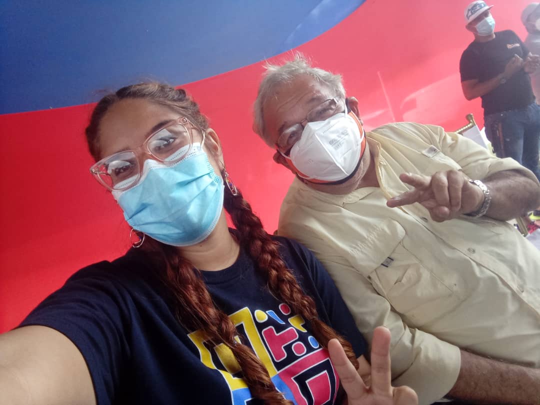 La fuerza Bolivariana y Revolucionaria vibró el Parque #AlíPrimera con la Juramentación del Comando de Campaña de los Movimientos Sociales. Inpirados en aquel 07 de octubre de 2012 y bajo la lluvia que bendice nuestro andar. El #21N Caracas gana #CaracasTieneConQue #SomosCaracas