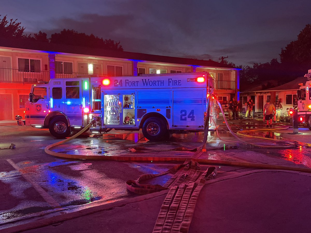 SiddonsMartin's tweet photo. Fort Worth FD’s Engine 24, a Pierce Velocity PUC Pumper, first due at the scene of a 2 alarm hotel fire. #PiercePerformance #PierceOnScene #PerformLikeNoOther https://t.co/qV6105jbro
