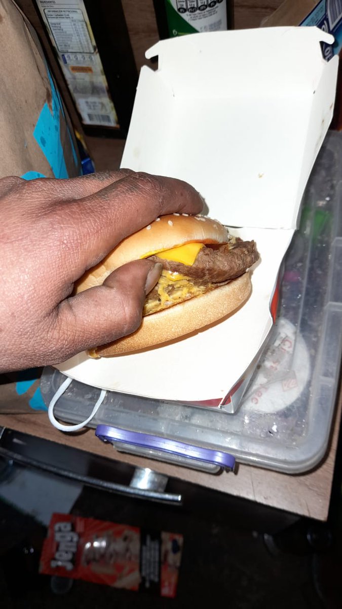 Paulasaffiro's tweet photo. @McDonalds_Cl pedi 2 doble de cuarto en maipu, llego a casa y me encuentro esto, me cobraron lo correspondiente al doble cuarto y me dieron el simple. Aparte de tenernos afuera cagados de frio, entregan mal las promos https://t.co/oKtqg2ckCv