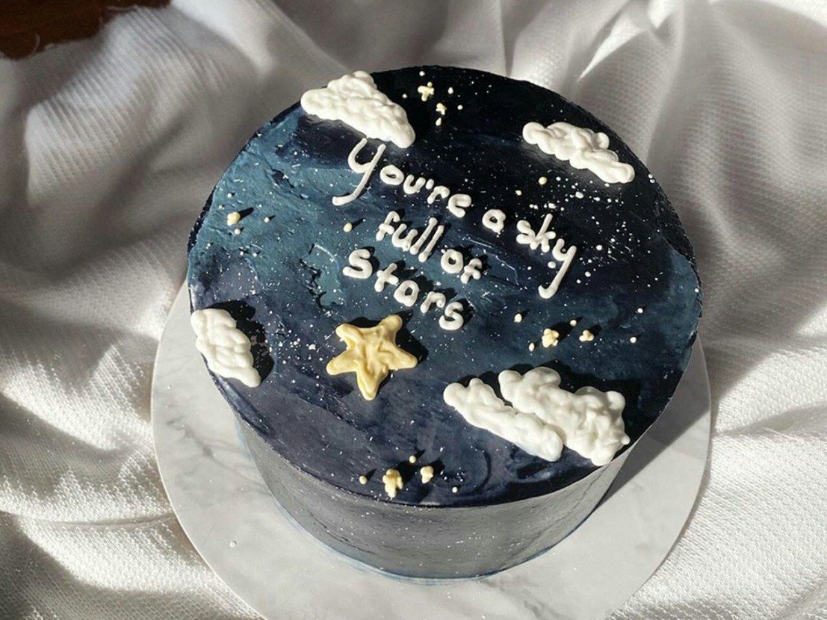 lazuardinya's tweet photo. ❪ 📦、 @1795s ❫ :

Rembulan selamat ulang tahun! Maaf telat beberapa hari karena akhir-akhir ini gue disibuki dengan kerjaan. ’Nih gue siapin kue super enak sama sepatu heels buat lo. Semoga suka!

Oh ya, kalau punya waktu luang sini mampir ke studio gue. Gue kangen lukis lo. https://t.co/OFHgjxnjvC