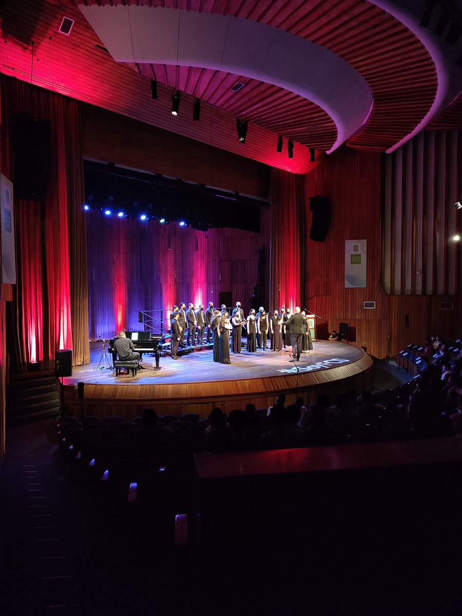 Ahora nos acompaña en el escenario el Ensamble Vocal Macondo.

Sigue la transmisión en youtube.com/luisacalvoUIS

#SoyFCS2021