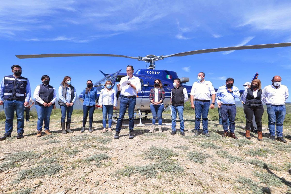 makugo's tweet photo. Esta mañana enviamos víveres y medicamentos en helicóptero a las comunidades de #PinalDeAmoles que, a causa de la contingencia, se quedaron sin vías de acceso. Estamos listos, puestos y dispuestos para salir #JuntosAdelante. 

¡En #Querétaro nadie está solo! https://t.co/hQh9jnPyRo