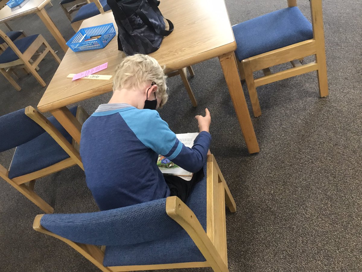 ReadAtTheCreek's tweet photo. A Creekside kiddo using his 5 Finger Rule to see if a book was “just right” for him to read. It has been so long since they have been in the library and we are learning how to find those perfect books again! Way to go Creekside Eagles! Soaring High!! @theCreekDPS #readingisfun https://t.co/Xl9y98ed69