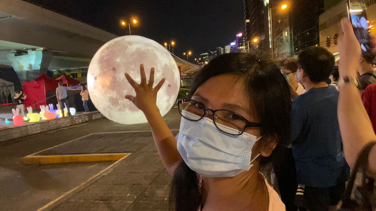 ThelmaSpeirs's tweet image. I catch the moon for u!so be careful coz I can carry the moon to throw you🤣😂🤣 booling 🤣😂🤣