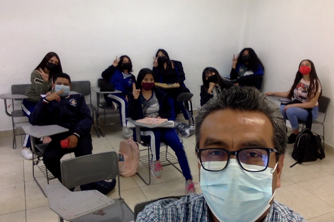 chavitaprepa82's tweet photo. Con mis maravillosos y humanos estudiantes del 3er semestre grupo 3 de la #Prepa82 #JoséRevueltas #SusanaDistancia ¡La presencialidad es fantástica! Es la vida misma. https://t.co/AZoGk3zDHw